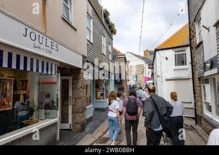 Centre-ville de St Ives en Cornouailles, acheteurs et visiteurs sur Fore Street à côté du magasin de vêtements Joules, Angleterre, Royaume-Uni, 2023 Banque D'Images