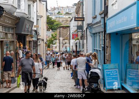 Centre-ville de St Ives en Cornouailles, rue pavée étroite avec des acheteurs et des magasins indépendants, Angleterre, Royaume-Uni, 2023 Banque D'Images