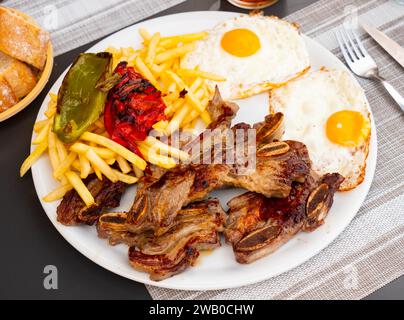 Repas combiné avec le churrasco, les œufs frits, les frites et les poivrons Banque D'Images