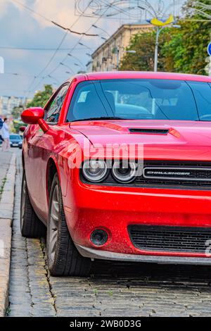 Vue de la Chevrolet Camaro rouge garée dans la rue ukrainienne. Kharkiv, Ukraine 07-07-2023 Banque D'Images