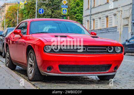 Vue de la Chevrolet Camaro rouge garée dans la rue ukrainienne. Kharkiv, Ukraine 07-07-2023 Banque D'Images