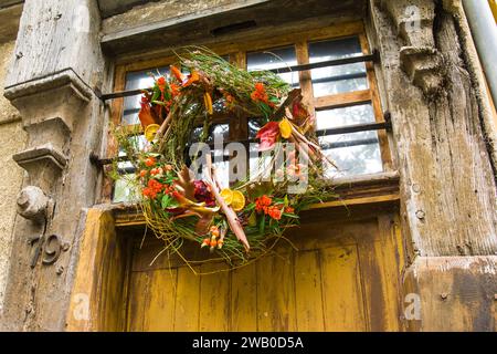 Couronne de décoration d'automne ou d'hiver sur la porte de la sorbère Banque D'Images