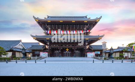 Kyoto, Japon - Mars 28 2023 : Temple Higashi Honganji situé au centre de Kyoto, l'une des deux sous-sectes dominantes du bouddhisme Shin au Japon et abr Banque D'Images