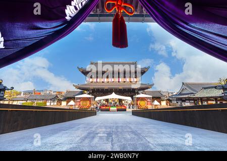 Kyoto, Japon - Mars 30 2023 : Temple Higashi Honganji situé au centre de Kyoto, l'une des deux sous-sectes dominantes du bouddhisme Shin au Japon et abr Banque D'Images