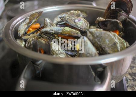 Ocean's Bounty : moules cuites à la vapeur perfection dans un pot 'Behold la quintessence de la perfection des fruits de mer comme moules succulentes, doucement cuites à la vapeur pour tendre perfectio Banque D'Images