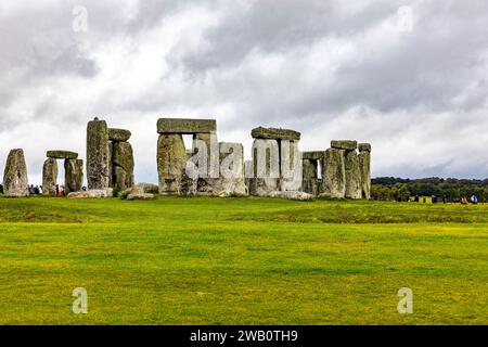 Stonehenge pierres préhistoriques sur la plaine de Salisbury dans le Wiltshire Angleterre, touristes et visiteurs sur le site du patrimoine mondial, Royaume-Uni, 2023 Banque D'Images