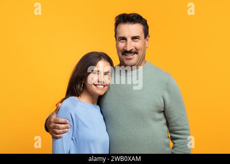 Portrait de la femme et du mari européens âgés joyeux dans décontracté regardant la caméra, câlins Banque D'Images