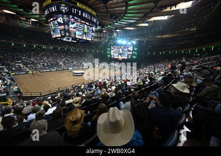 New York, États-Unis. 07 janvier 2024. Les foules assistent à la 3e manche de Professional Bull Riding 'PBR Unleash the Beasts' qui s'est tenue au Madison Square Garden, New York, NY, le 7 janvier 2024. (Photo Anthony Behar/Sipa USA) crédit : SIPA USA/Alamy Live News Banque D'Images