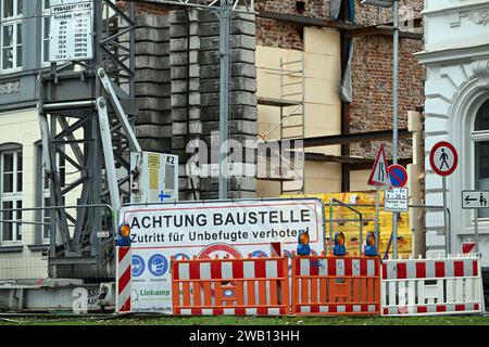 PRODUCTION - 05 janvier 2024, Rhénanie du Nord-Westphalie, Duesseldorf : 'chantier de construction attention' est écrit sur une clôture de construction à Wasserstraße. Le Parlement de l'État de Düsseldorf veut construire un nouvel immeuble d'appartements pour les députés, qui devrait être achevé d'ici l'automne 2025. Selon les documents de construction, 20 appartements doivent être construits dans le bâtiment de cinq étages. L'ancien logement des députés est actuellement en cours de démolition. Le nouveau bâtiment doit être construit sur le même site. Photo : Federico Gambarini/dpa Banque D'Images