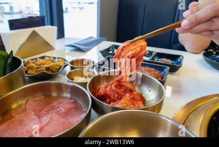 Kimchi cuisine coréenne traditionnelle. Chou kimchi sur bol. Banque D'Images