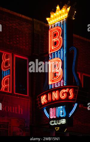 Signalisation au néon colorée pour le B.B. King's Blues Club sur Beale Street dans le centre-ville de Memphis, Tennessee. (ÉTATS-UNIS) Banque D'Images