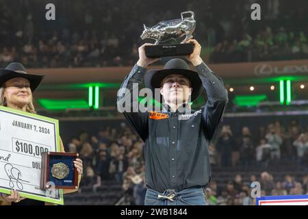 New York, États-Unis. 07 janvier 2024. NEW YORK, NEW YORK - 07 JANVIER : Austin Richardson remporte le Professional Bull Riders 2024 Unleash the Beast au Madison Square Garden le 7 janvier 2024 à New York. Crédit : Ron Adar/Alamy Live News Banque D'Images