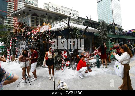 De jeunes thaïlandais s'imaginant dans une fausse scène hivernale de neige à Bangkok, en Thaïlande. Banque D'Images