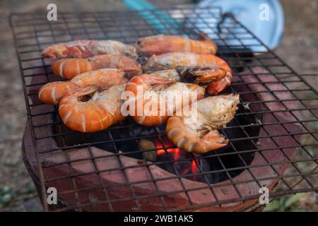 Crevettes grillées sur un grill au charbon de bois. Banque D'Images