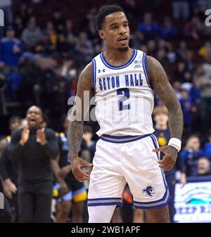 Les Pirates de Seton Hall gardent Al-Amir Dawes (2) lors d'un match de basket-ball Big East contre les Golden Eagles de Marquette au Prudential Center à Newark, New Jersey, le samedi 6 janvier 2024. Duncan Williams/CSM Banque D'Images