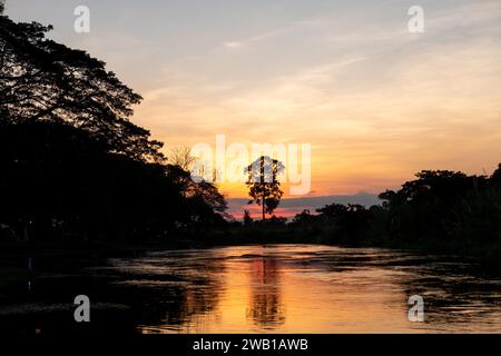 coucher de soleil avec lumière se reflétant sur la rivière pendant les heures crépusculaires Banque D'Images