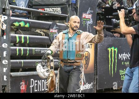 New York, États-Unis. 12 février 2020. NEW YORK, NEW YORK - 06 JANVIER : Ednei Caminhas monte Rockville lors de la deuxième manche de l'événement Professional Bull Riders 2024 Unleash the Beast au Madison Square Garden le 6 janvier 2024 à New York. (Photo Ron Adar/SOPA Images/Sipa USA) crédit : SIPA USA/Alamy Live News Banque D'Images