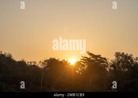 Découvrez la magie de l'aube tandis que les levers de soleil peignent le ciel d'Uttarakhand Banque D'Images