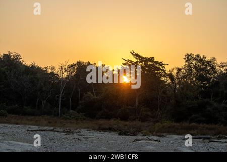 Découvrez la magie de l'aube tandis que les levers de soleil peignent le ciel d'Uttarakhand Banque D'Images