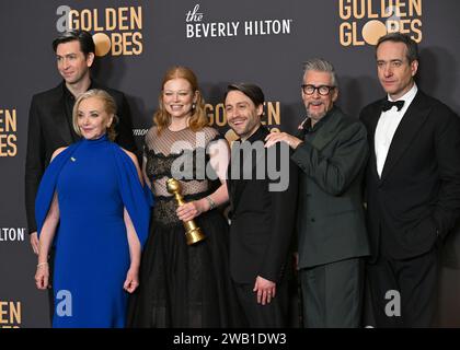 Beverly Hills, États-Unis. 07 janvier 2024. (G-D) Nicholas Braun, J. Smith-Cameron, Sarah Snook, Kieran Culkin, Alan Ruck, et Matthew MacFadyen, lauréats de la meilleure série télévisée - drame pour "succession", lors de la 81e édition annuelle des Golden Globe Awards au Beverly Hilton de Beverly Hills, Californie, le dimanche 7 janvier 2024. Photo de Chris Chew/UPI crédit : UPI/Alamy Live News Banque D'Images