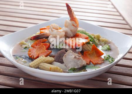 Capcay fruits de mer fabriqués à partir de divers types de légumes bouillis tels que les carottes, le maïs bébé, les boulettes de viande et les crevettes Banque D'Images