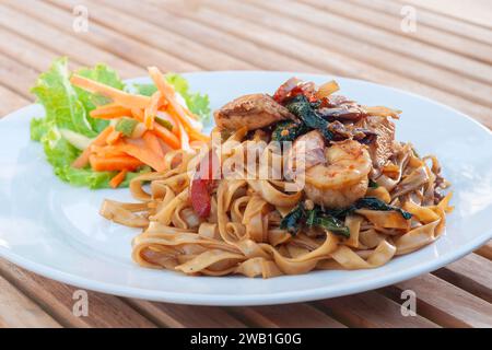 KWE Tiaw Fried Shrimp est un plat de nouilles frites qui est savoureux et épicé Banque D'Images