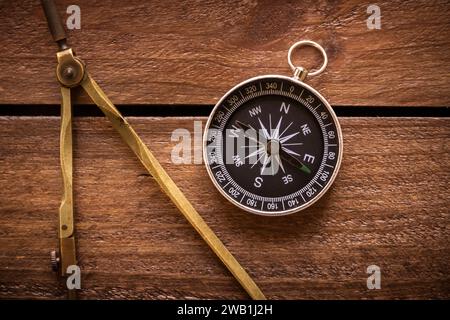 Dessin vintage et boussole de navigation sur une planche de bois rustique Banque D'Images