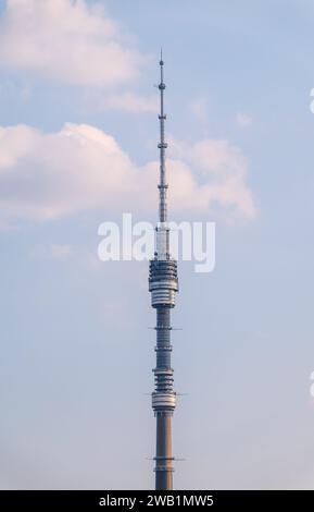 Tour Ostankino sur le ciel bleu, Moscou télévision et tour de radiodiffusion. Tour de télévision Ostankino à Moscou Banque D'Images