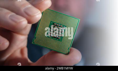 L'homme tient une puce CPU dans un boîtier LGA de près Banque D'Images