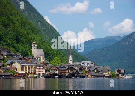 Hallstatt, un charmant village sur le lac Hallstattersee et une attraction touristique célèbre, avec de belles montagnes qui l'entourent, dans Salzkammergut Banque D'Images