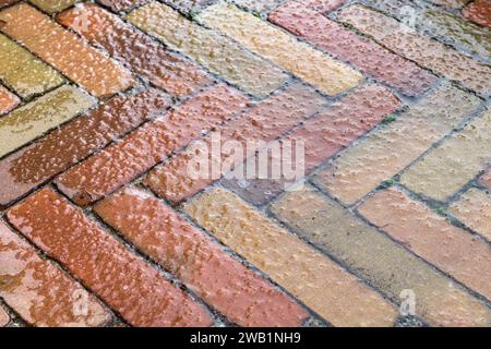 Gros plan des conditions glissantes causées par la glace glacée sur la surface de la rue pendant la saison hivernale. Banque D'Images