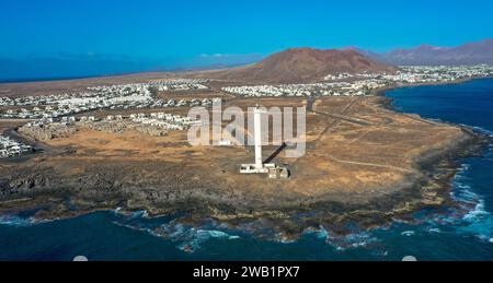 Photographie par drone du phare Faro de Punta Pechiguera et de la magnifique playa blanca. Vue aérienne. Concept de tourisme et de vacances. Lanzarote Banque D'Images