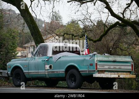 gros plan sur un vieux camion gmc rouillé dans les vallées de napa et de sonoma, ca, états-unis, en hiver Banque D'Images