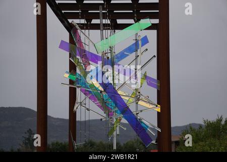 vue sur les vignobles des vallées de napa et de sonoma, ca, usa en hiver avec une sculpture en verre colorée saisissante Banque D'Images