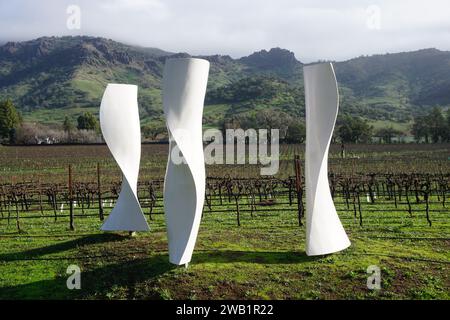 vue sur les vignobles des vallées de napa et sonoma, ca, usa en hiver avec trois sculptures en pierre blanche Banque D'Images