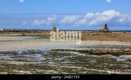 Dunes de Keremma avec formations rocheuses sur la plage de la Manche, Treflez, Finistère Penn-ar-Bed département, Bretagne Breizh région, France Banque D'Images