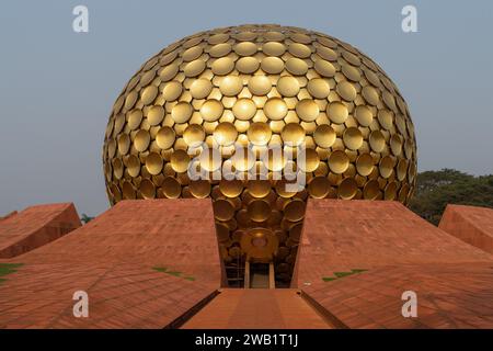 Centre de méditation Matrimandir ou Matri Mandir, future ville d'Auroville, près de Pondichéry ou Puducherry, Tamil Nadu, Inde Banque D'Images