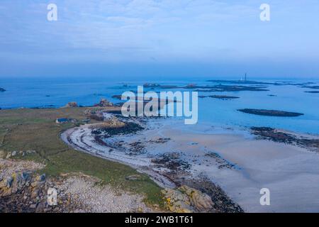 Vue aérienne de l'île de Stagadon, en arrière-plan le phare Phare de l'île Vierge, devant l'embouchure de l'Aber Wrach Banque D'Images