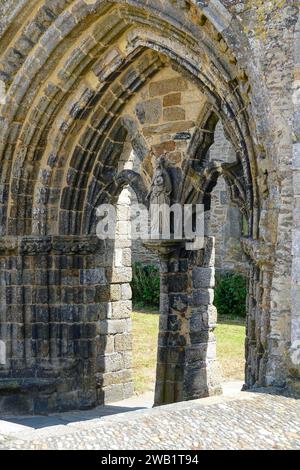 Portail de la chapelle notre Dame de grâce aux ruines de l'Abbaye Saint-Mathieu sur la Pointe Saint-Mathieu, Plougonvelin, Finistère Banque D'Images