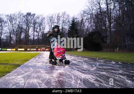 Utrecht, pays-Bas. 08 janvier 2024. UTRECHT - patineurs sur la patinoire du Doornsche IJsclub. ANP JEROEN JUMELET pays-bas Out - belgique Out Credit : ANP/Alamy Live News Banque D'Images