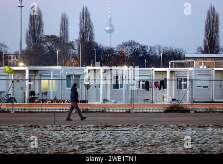 Environ 800 réfugiés ukrainiens sont logés dans des conteneurs dans un refuge de réfugiés à Tempelhofer Feld, Berlin, le 15 décembre 2022 Banque D'Images