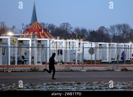 Environ 800 réfugiés ukrainiens sont logés dans des conteneurs dans un refuge de réfugiés à Tempelhofer Feld, Berlin, le 15 décembre 2022 Banque D'Images