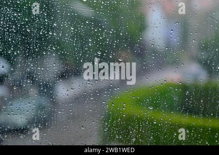 Gouttes de pluie sur la vitre, Munich, Bavière, Allemagne Banque D'Images