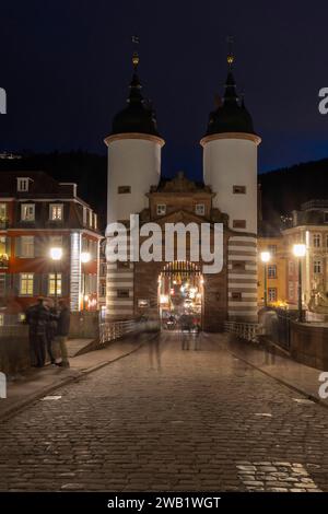 Vieux pont avec doubles tours de la porte du pont, Heidelberg, Baden-Wuerttemberg, Allemagne Banque D'Images