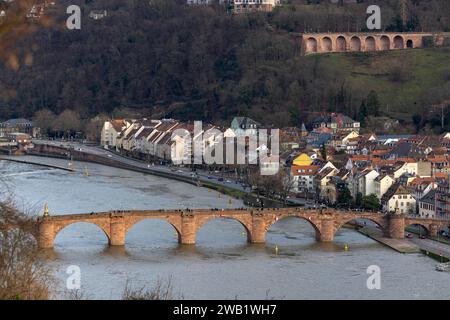 Vue sur le vieux pont de Philosophenweg, Heidelberg, Baden-Wuerttemberg, Allemagne Banque D'Images