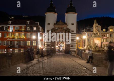 Vieux pont avec doubles tours de la porte du pont, Heidelberg, Baden-Wuerttemberg, Allemagne Banque D'Images