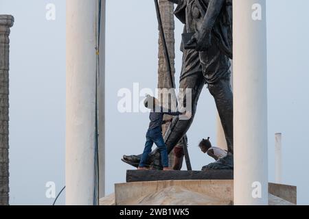 Enfants au pied d'un monument Mahatma Gandhi, statue, ancienne colonie française de Pondichéry ou Puducherry, Tamil Nadu, Inde Banque D'Images