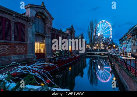 Halle avec Quai de Poissonnerie et grande roue, petite Venise, petite Venise, décorations de Noël, marché de Noël, maisons historiques Banque D'Images