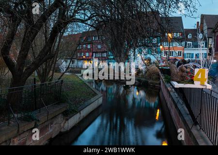 Petite Venise, petite Venise, décorations de Noël, marché de Noël, maisons historiques, ville historique, heure bleue, marché des pêcheurs, Colmar Banque D'Images