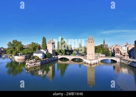 Strasbourg, France - septembre 2023 : Tour historique du pont des ponts couverts dans le cadre de travaux défensifs érigés au 13e siècle sur la rivière Ill Banque D'Images